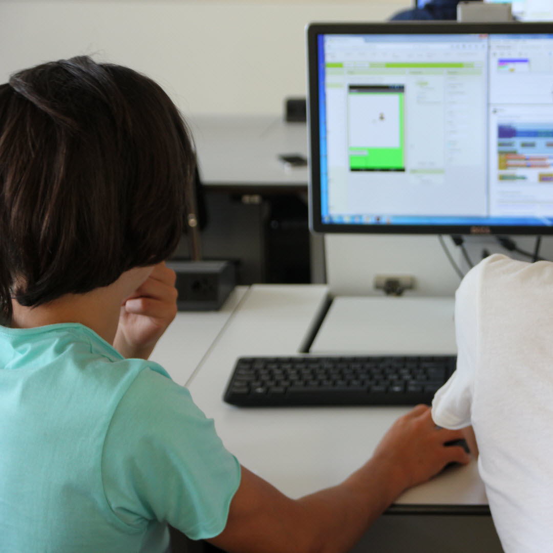 Foto: zwei Mädchsne sitzen vor PC und programmieren 
                        das Maulwurf-Spiel