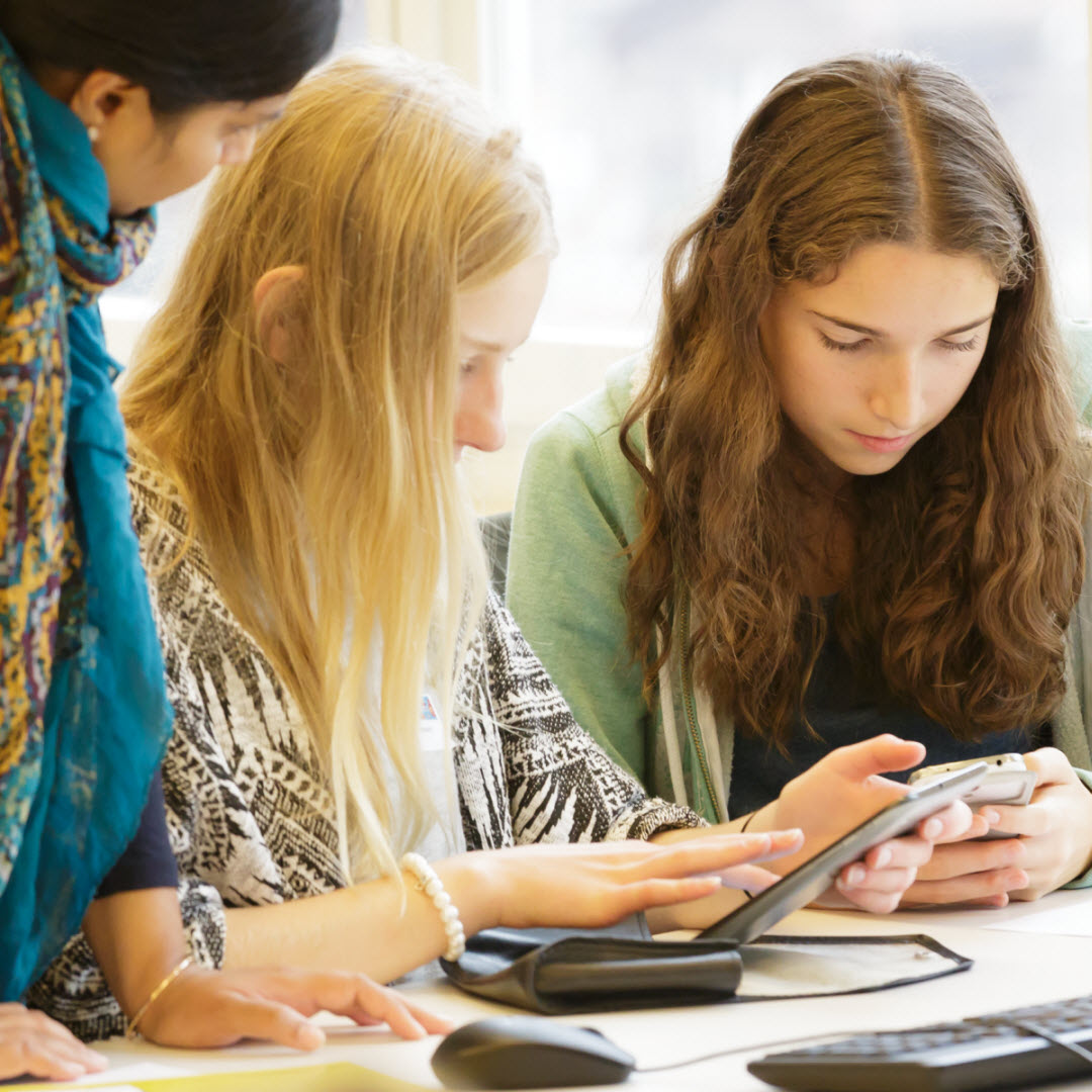 Foto: Kinder gruppiert um ein Tablet
