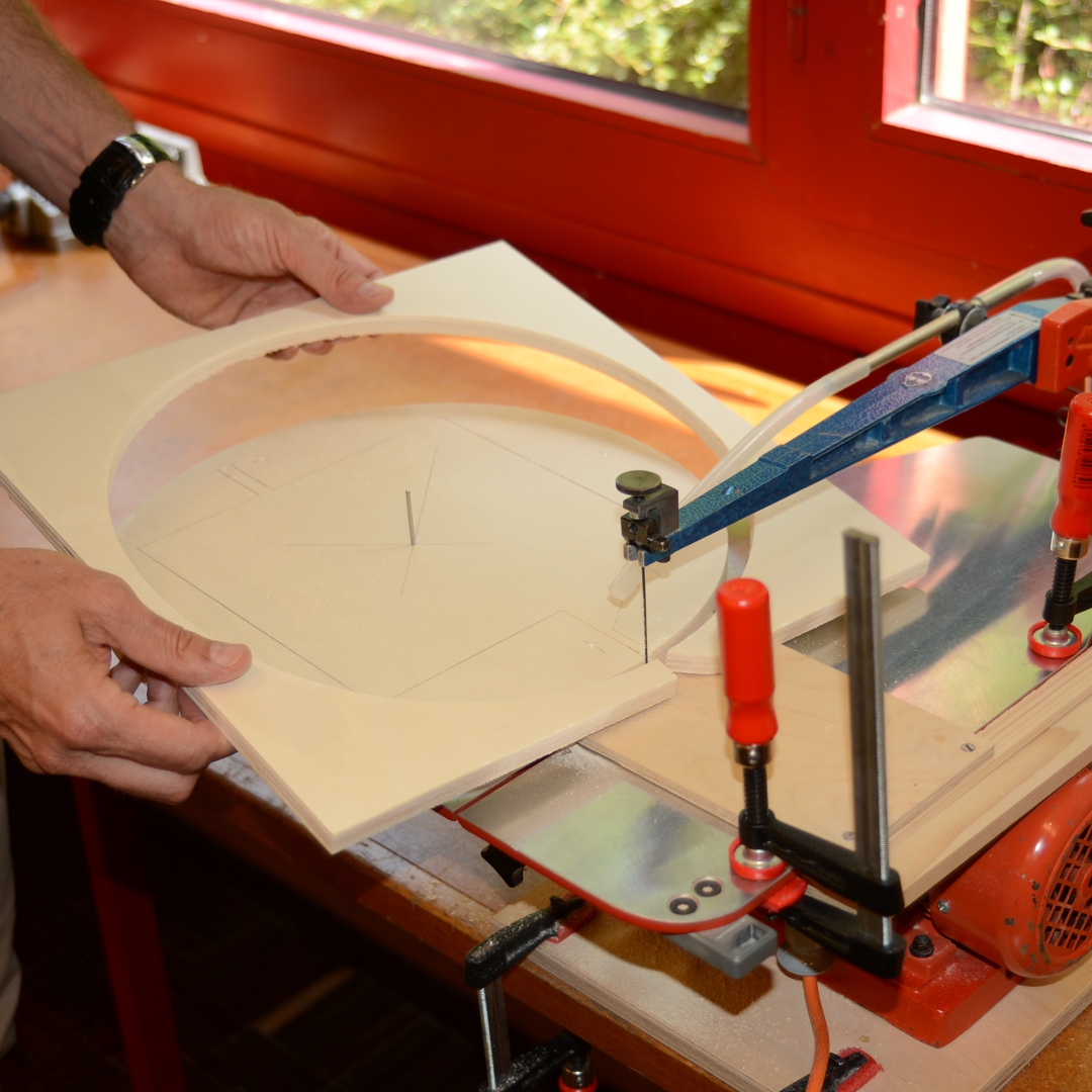 Foto: aussägen einer Holzscheibe mit der Maschine (Decoupiersäge)