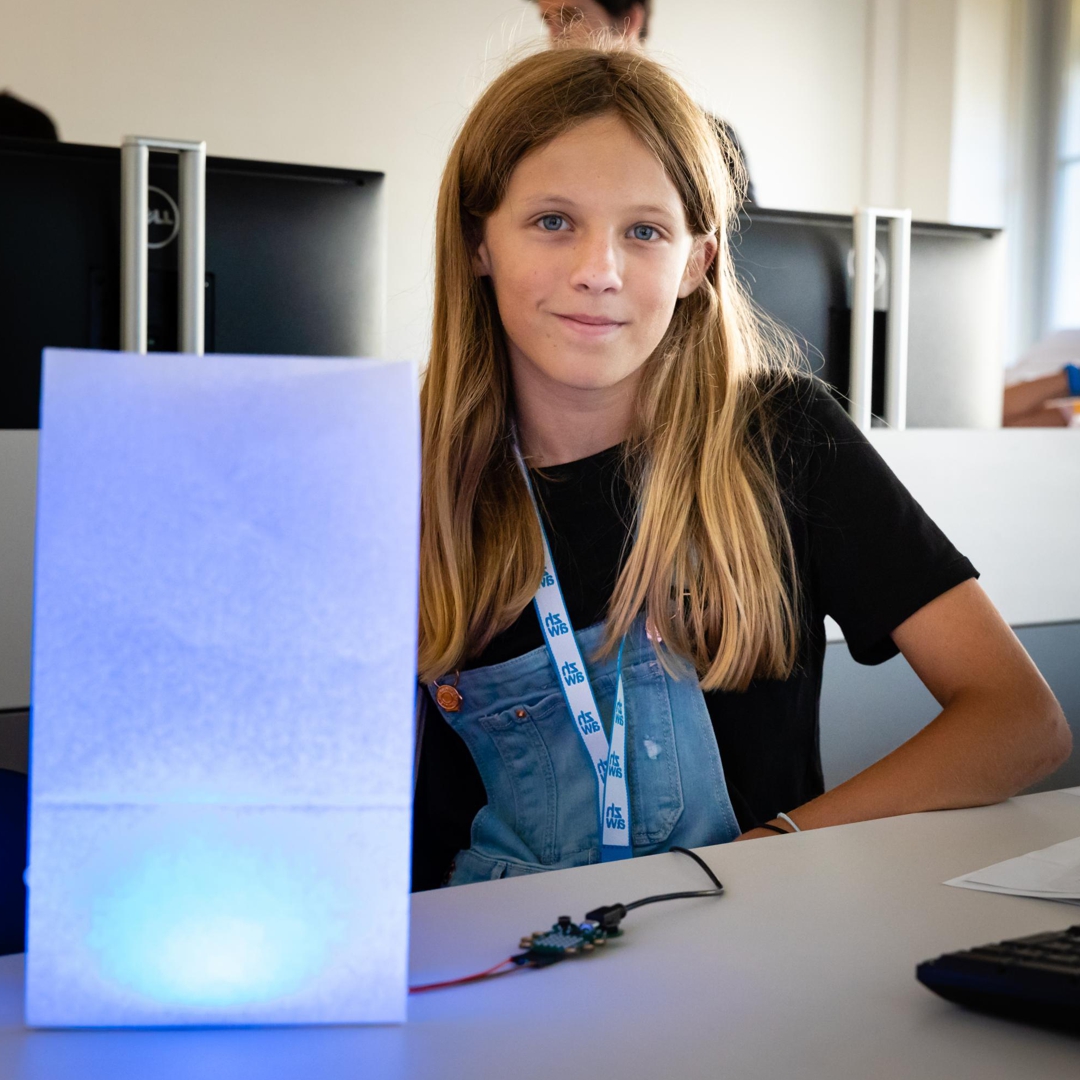Foto eines LightBags: blau leuchtender Papiersack mit Mädchen