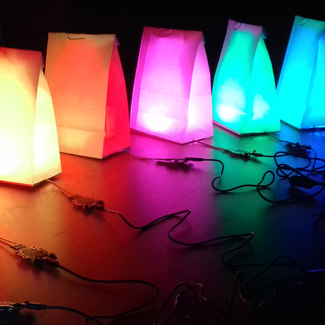 Foto von LightBags: fünf am Boden stehende LightBags
                       leuchten in den Farben orange bis blau