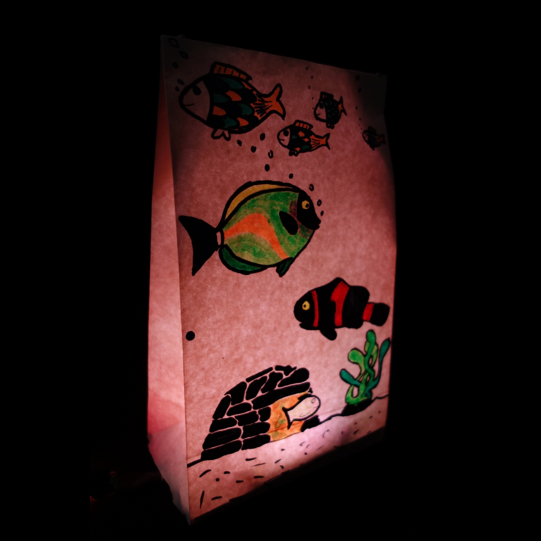 Foto einer LightBag-Dekoration: farbige Fische
                       schwimmen auf dem orange schimmernden LightBag