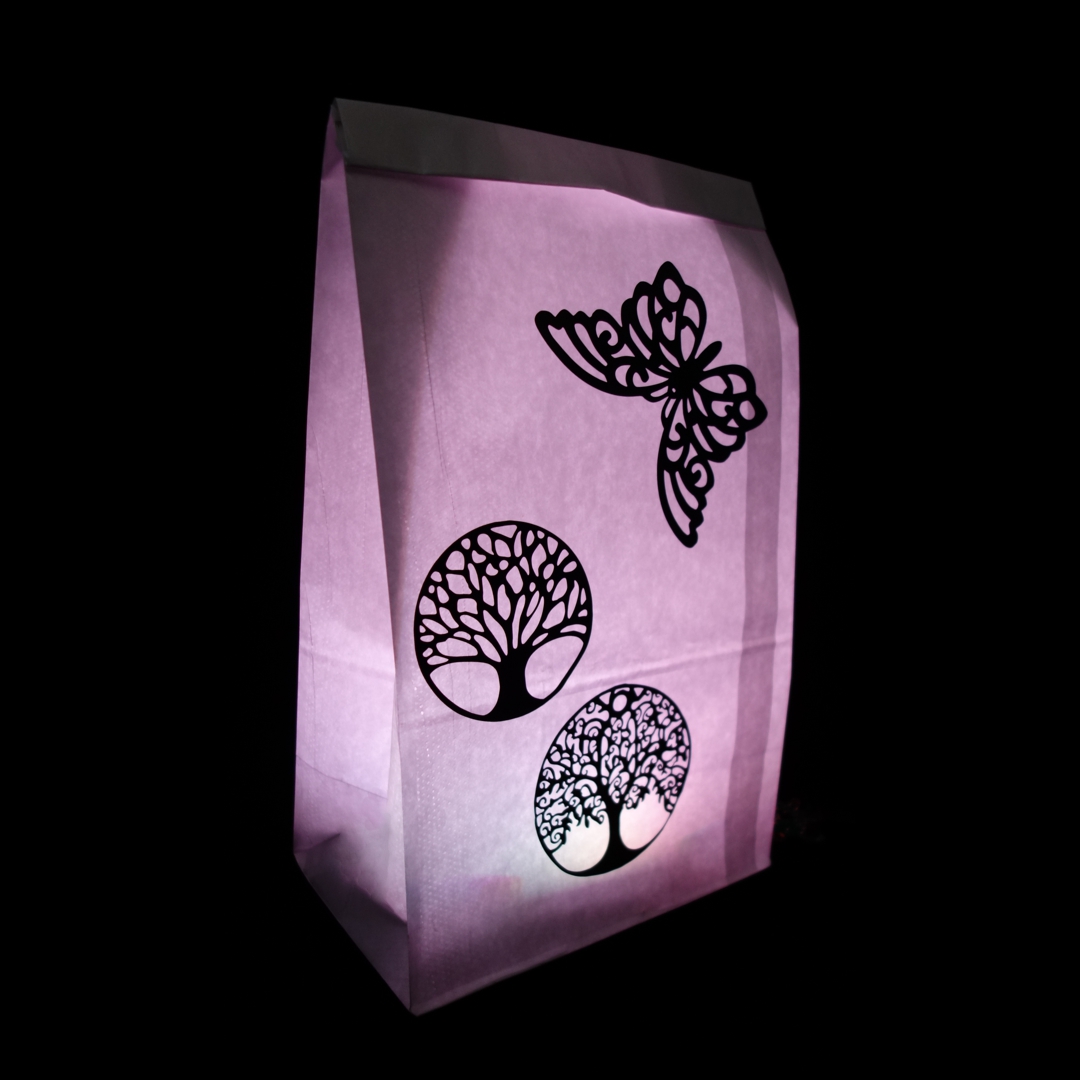 Foto einer LightBag-Dekoration: zwei Bäume und ein
                       Schmetterling aufgeklebt auf einem weiss leuchtenden LightBag