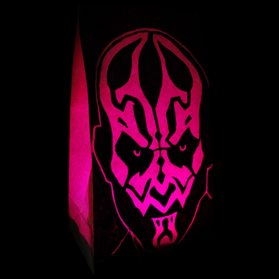 Foto einer LightBag-Dekoration: Kopf des Figur
                       Darth Maul aus Star Wars schwarz aufgemalt auf einem pinkfarbenen LightBag