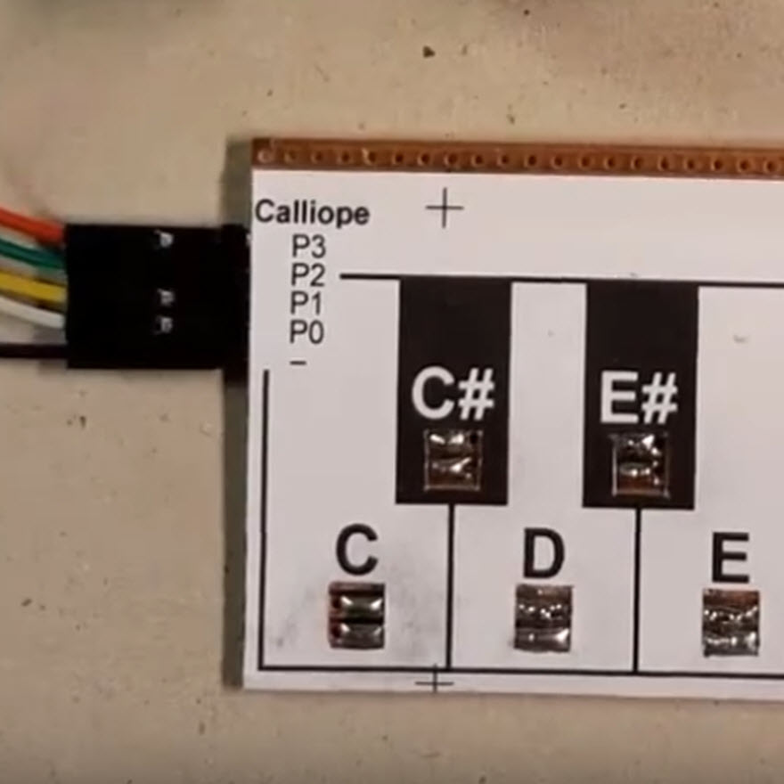 Foto eines Xylophons, welches mit einem Schläger gespielt
                        wird. Der Schläger wird automatisch mit zwei Servos bewegt.